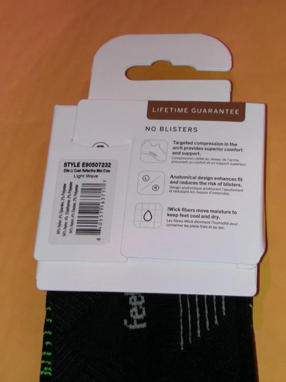 Feetures  Light Cushion Reflective Mini Crew Socks Size Medium NWT Light Wave